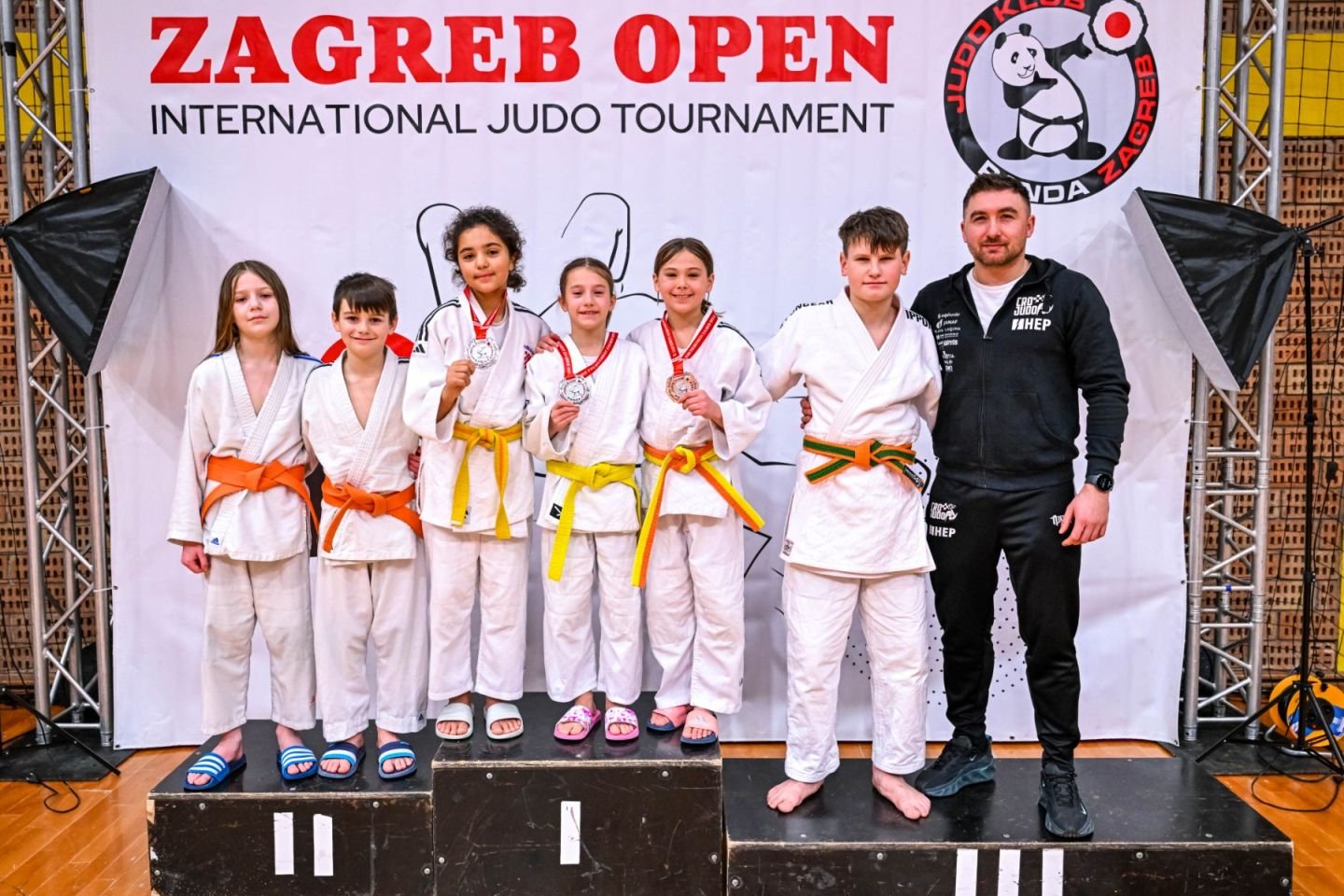 Tezej, Mijo, Mateja, Zoa, Marta, Noel, Filip na postolju Tezej, Mijo, Mateja, Zoa, Marta, Noel, Filip na postolju