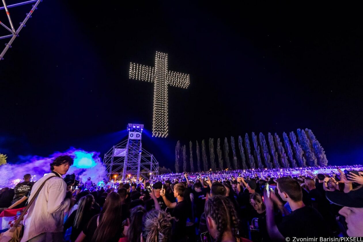 Scenografija dronovima na koncertu Marka Perkovića Thompsona Scenografija dronovima na koncertu Marka Perkovića Thompsona