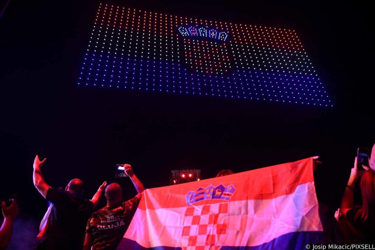 Scenografija dronovima na koncertu Marka Perkovića Thompsona Scenografija dronovima na koncertu Marka Perkovića Thompsona