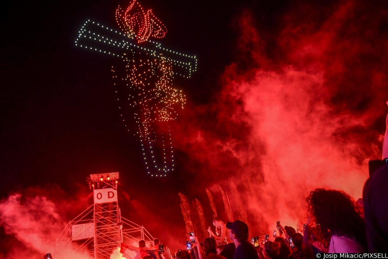 Scenografija dronovima na koncertu Marka Perkovića Thompsona Scenografija dronovima na koncertu Marka Perkovića Thompsona
