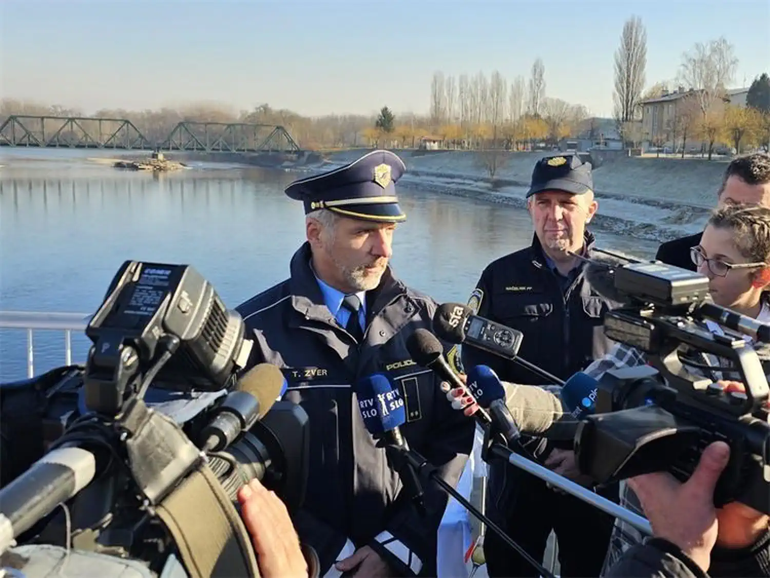 Tradicionalni susret na mostu preko Mure Hrvatska i slovenska policija zaključuju godinu (1)