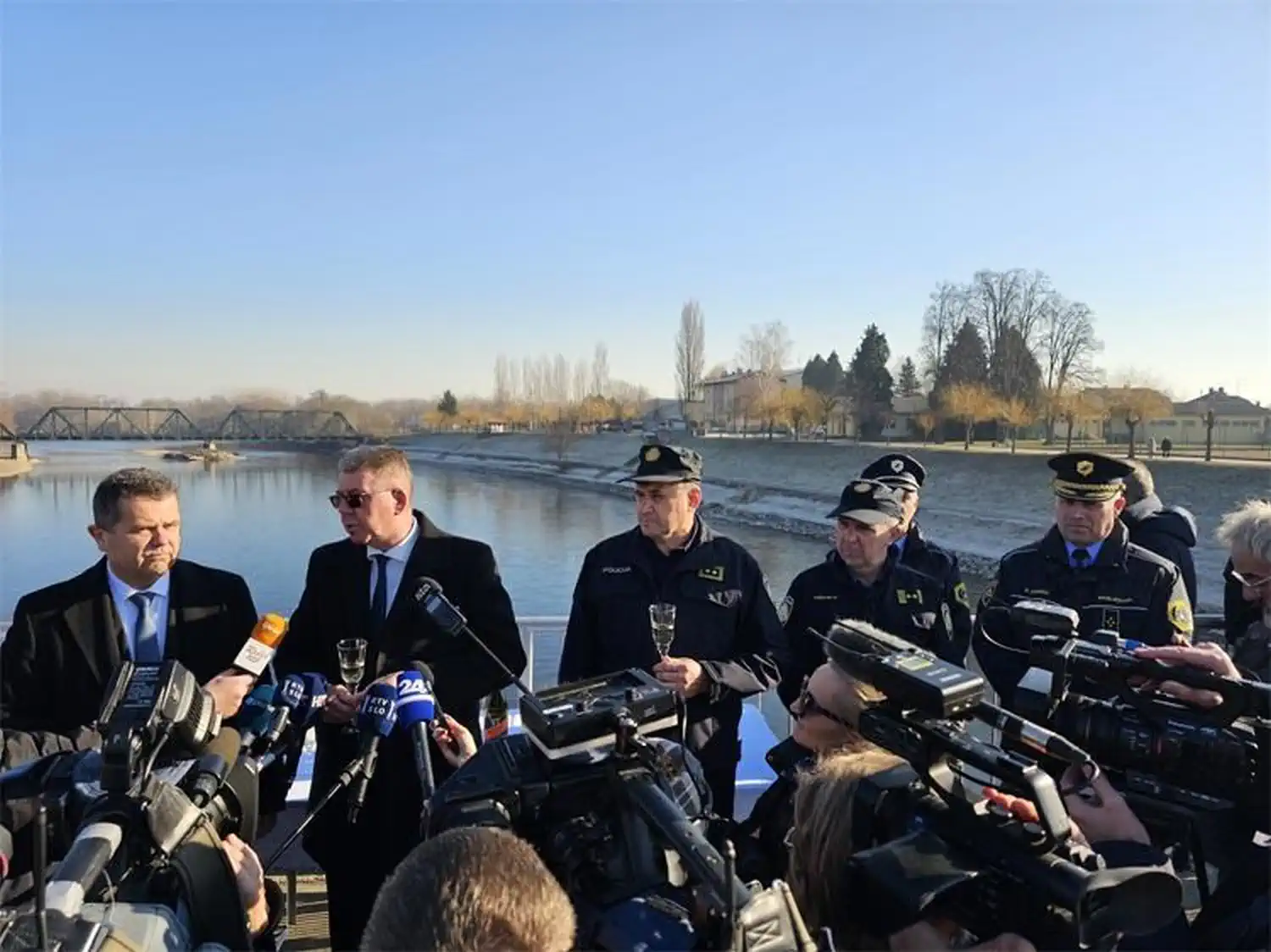 Tradicionalni susret na mostu preko Mure Hrvatska i slovenska policija zaključuju godinu (2)