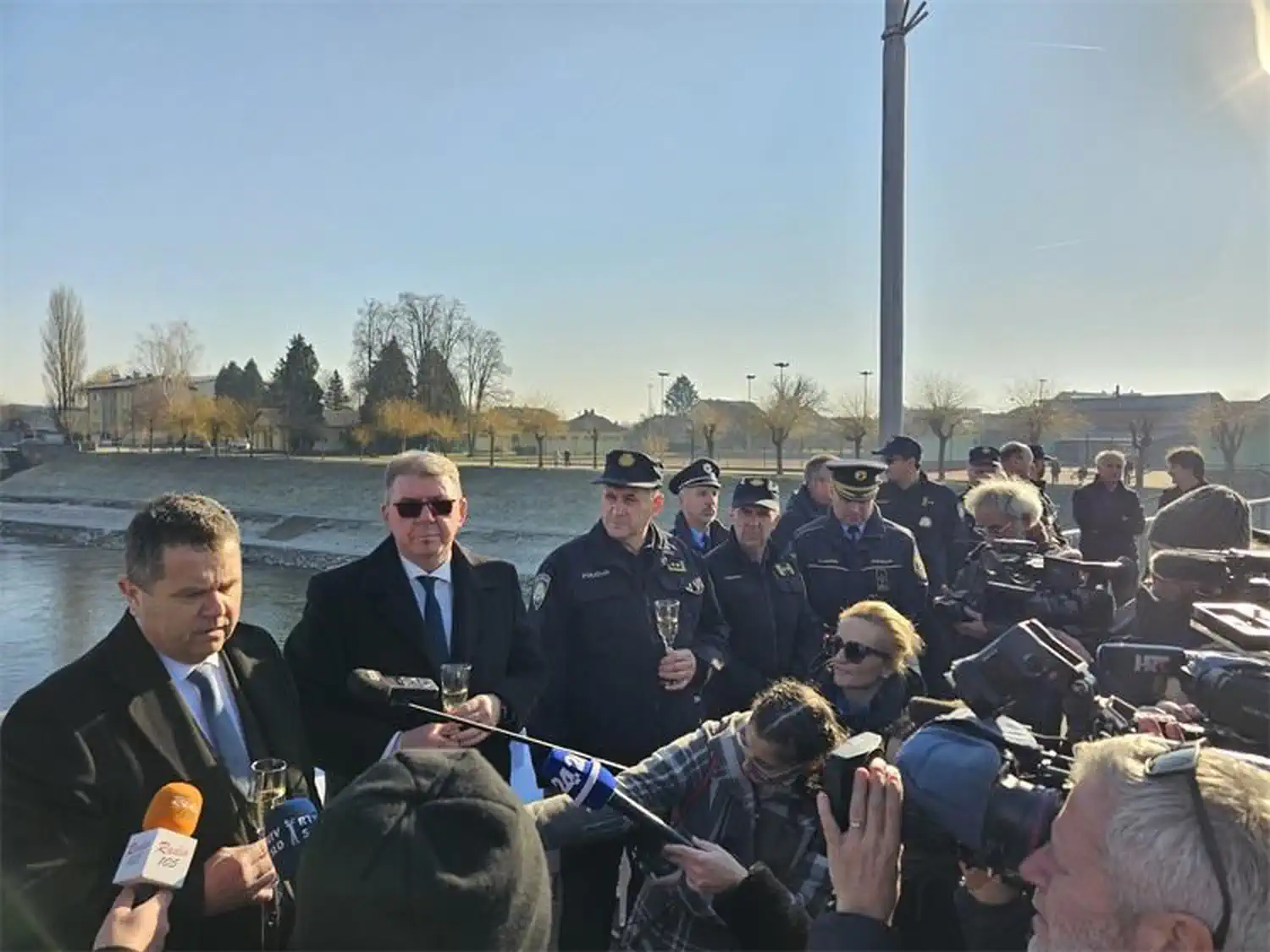 Tradicionalni susret na mostu preko Mure Hrvatska i slovenska policija zaključuju godinu (3)