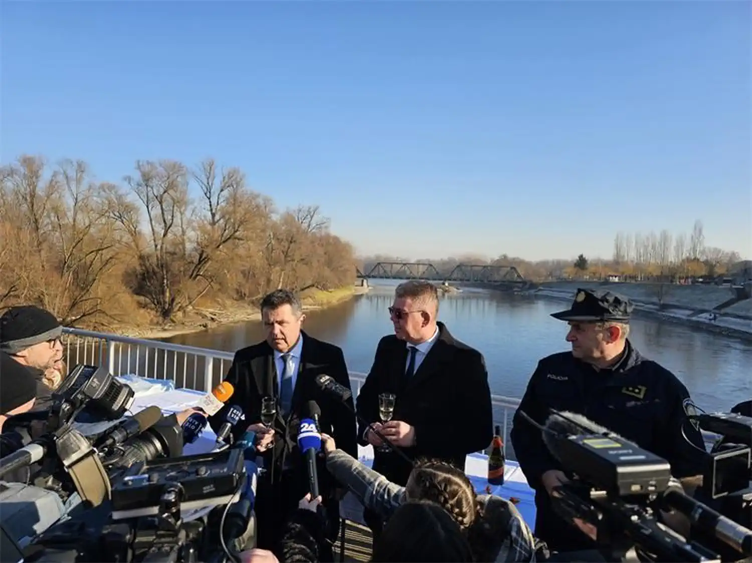 Tradicionalni susret na mostu preko Mure Hrvatska i slovenska policija zaključuju godinu (4)