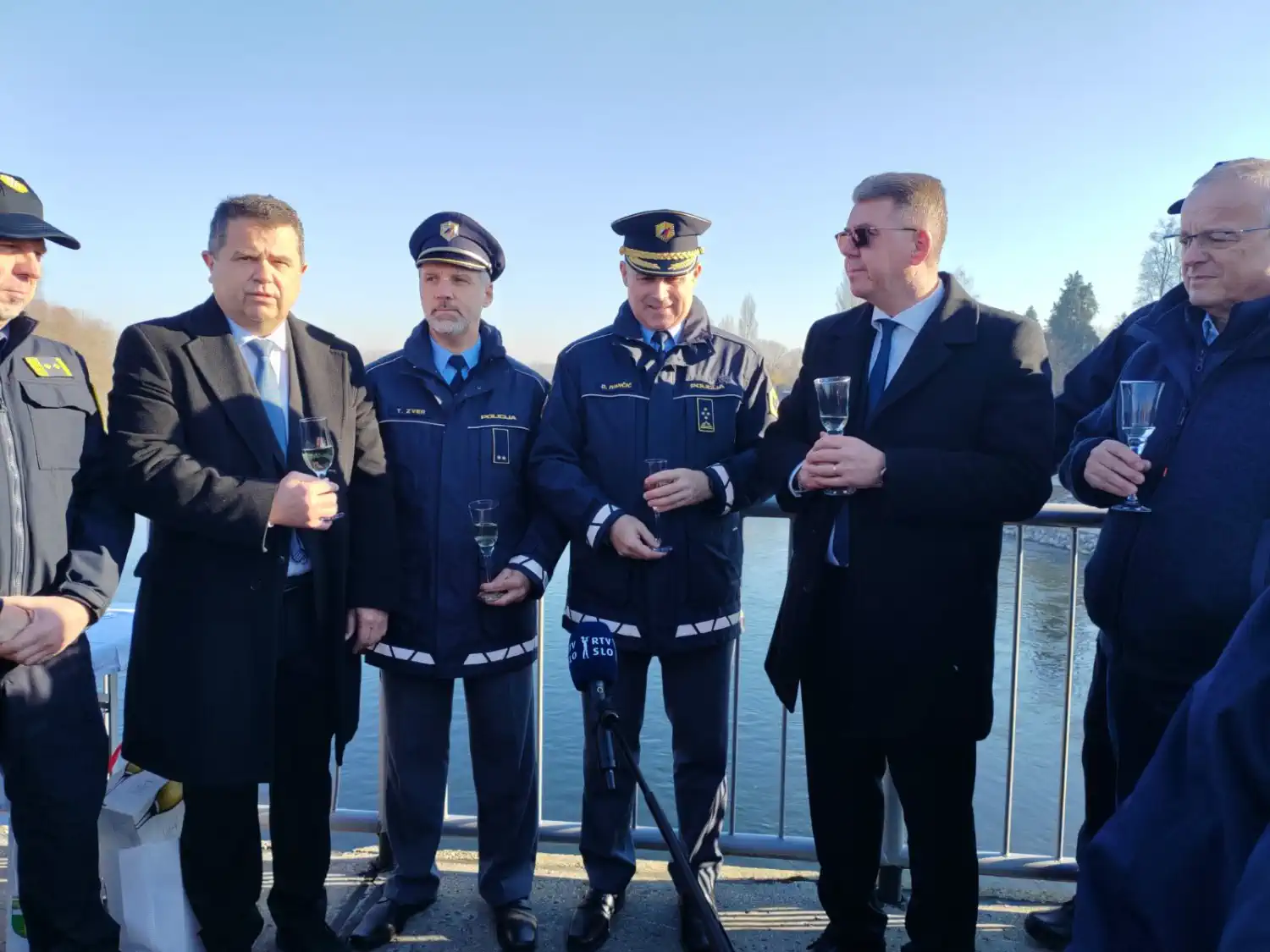 Tradicionalni susret na mostu preko Mure Hrvatska i slovenska policija zaključuju godinu (5)