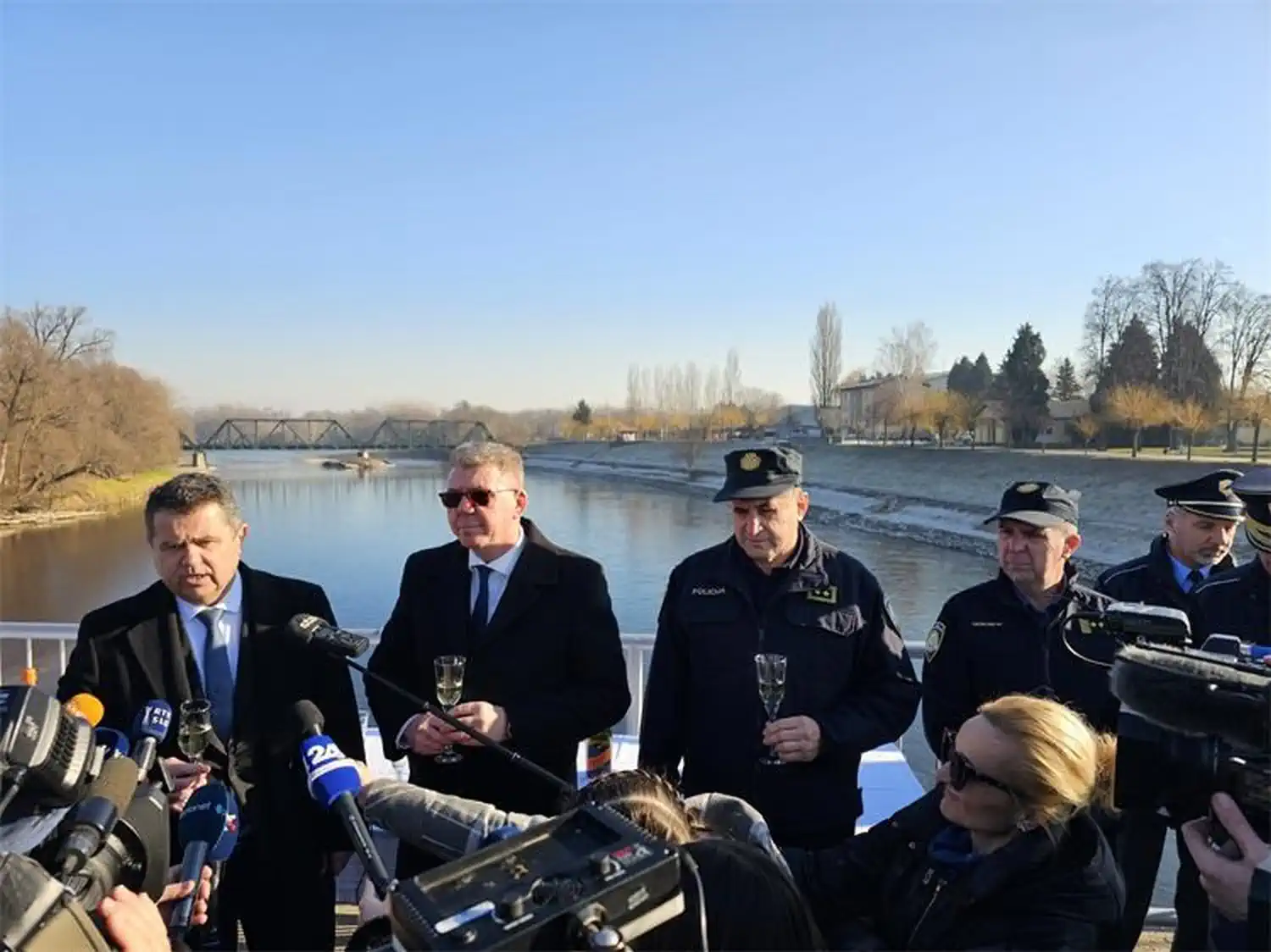 Tradicionalni susret na mostu preko Mure Hrvatska i slovenska policija zaključuju godinu (5)