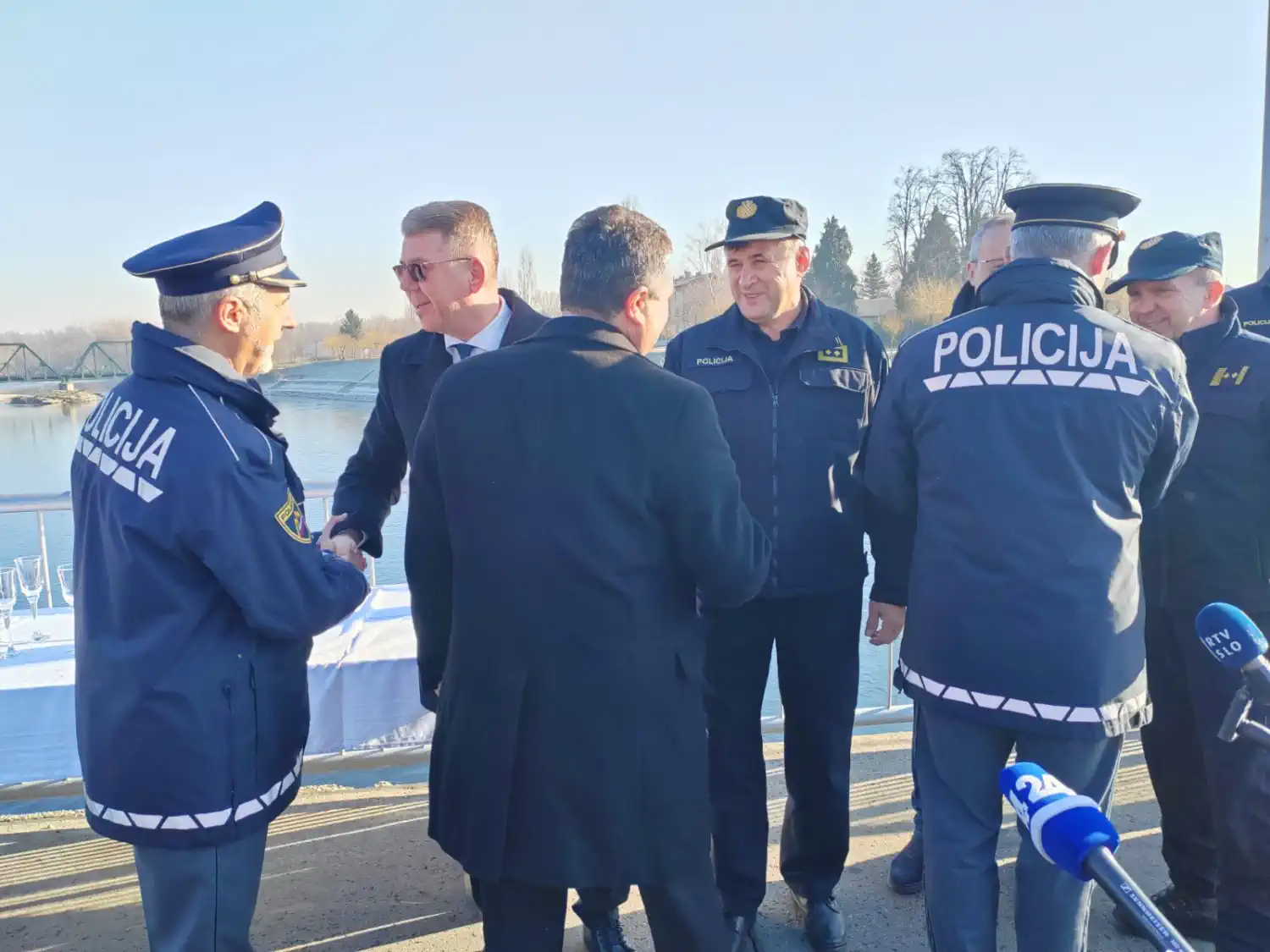 Tradicionalni susret na mostu preko Mure Hrvatska i slovenska policija zaključuju godinu (6)