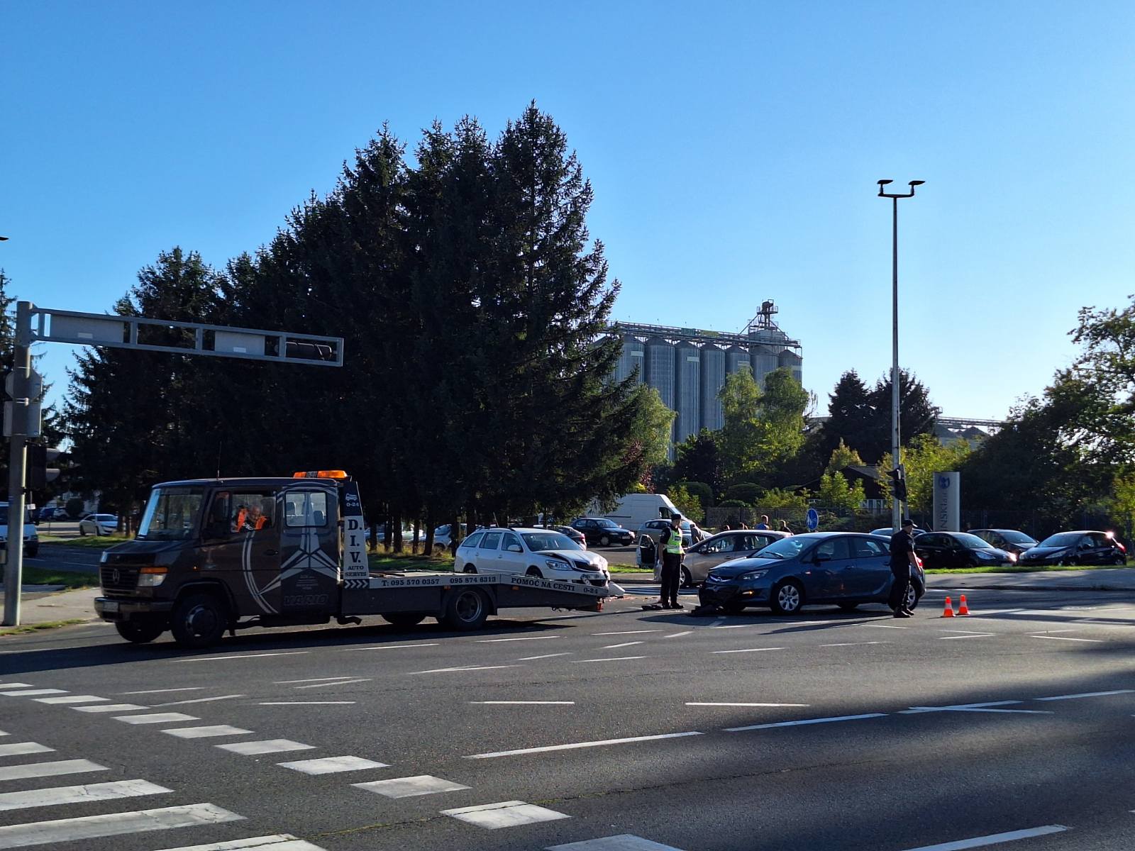 Tri automobila, prometna čk (2)