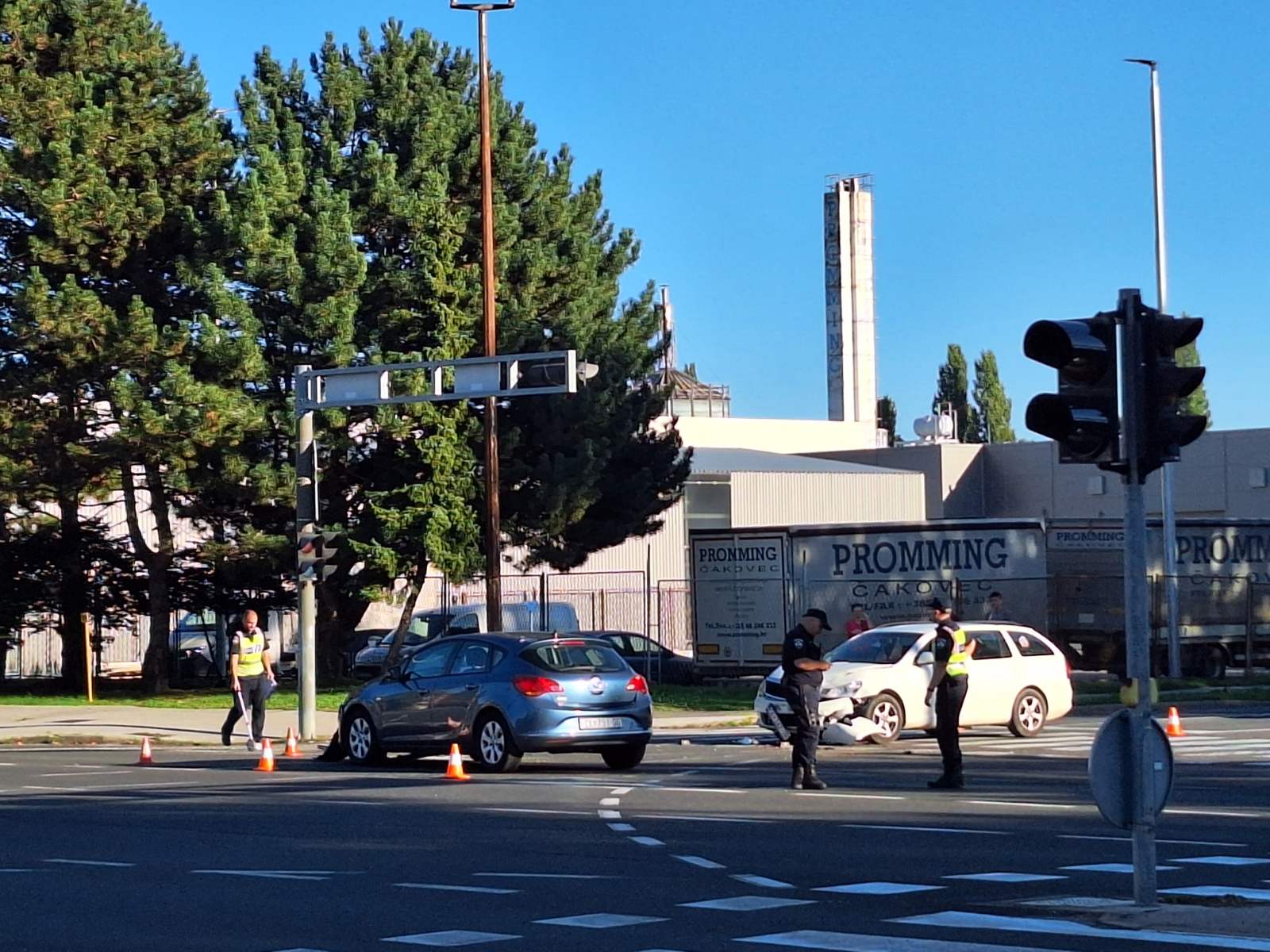 Tri automobila, prometna čk (3)