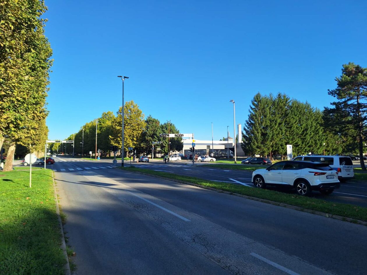 Tri automobila, prometna čk (4) Tri automobila, prometna čk (4)