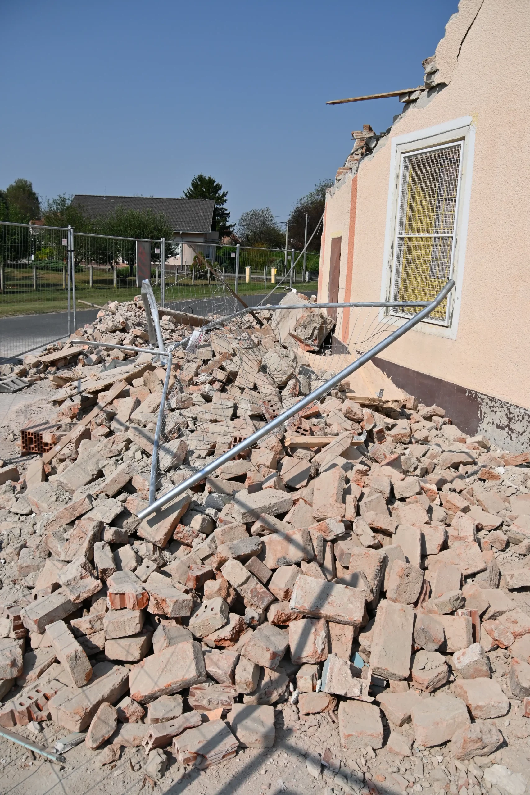 Trnovec Vatrogasni dom – urušio se zid (1)