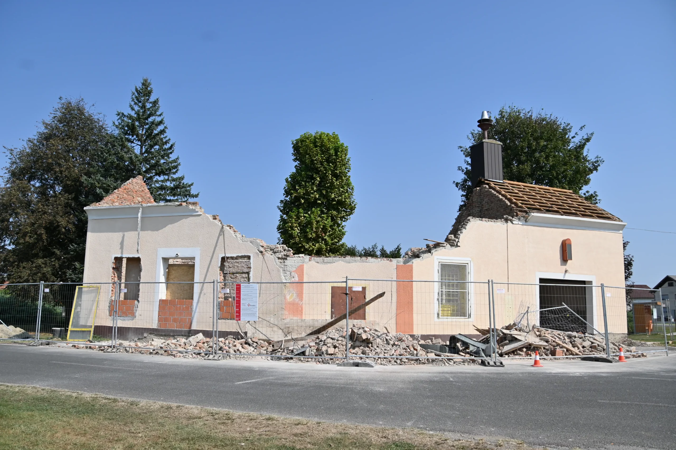 Trnovec Vatrogasni dom – urušio se zid (2)