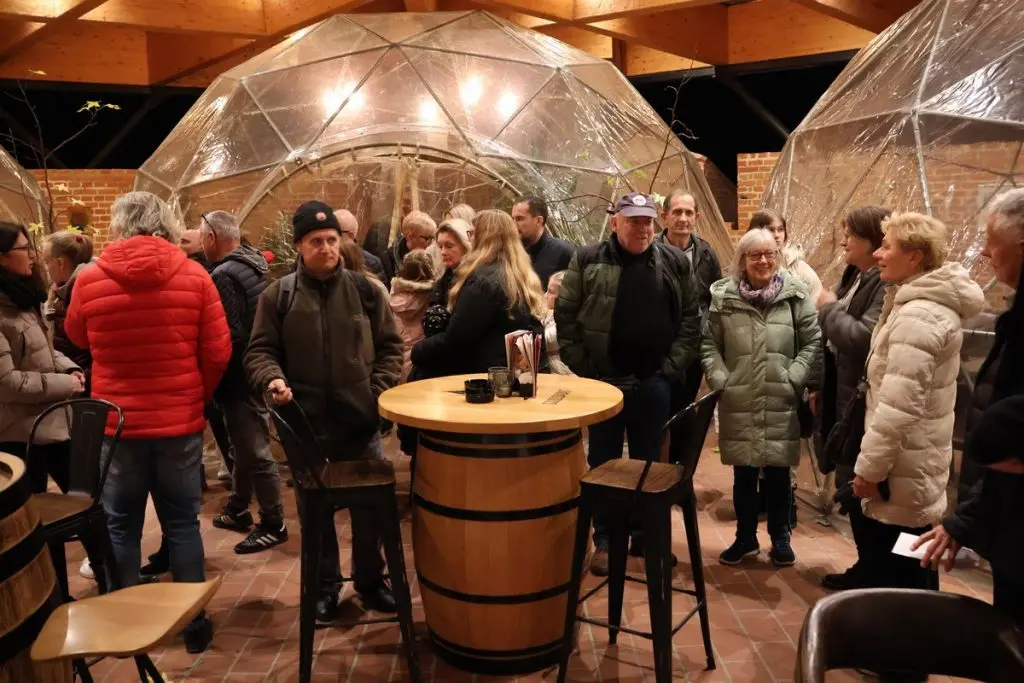 U Bedemu otvorena izložba Likovne kolonije hrvatskih branitelja, njihove djece i unuka čiji će fundus biti darovan Zakladi „Katruža“ (14) U Bedemu otvorena izložba Likovne kolonije hrvatskih branitelja, njihove djece i unuka čiji će fundus biti darovan Zakladi „Katruža“ (14)