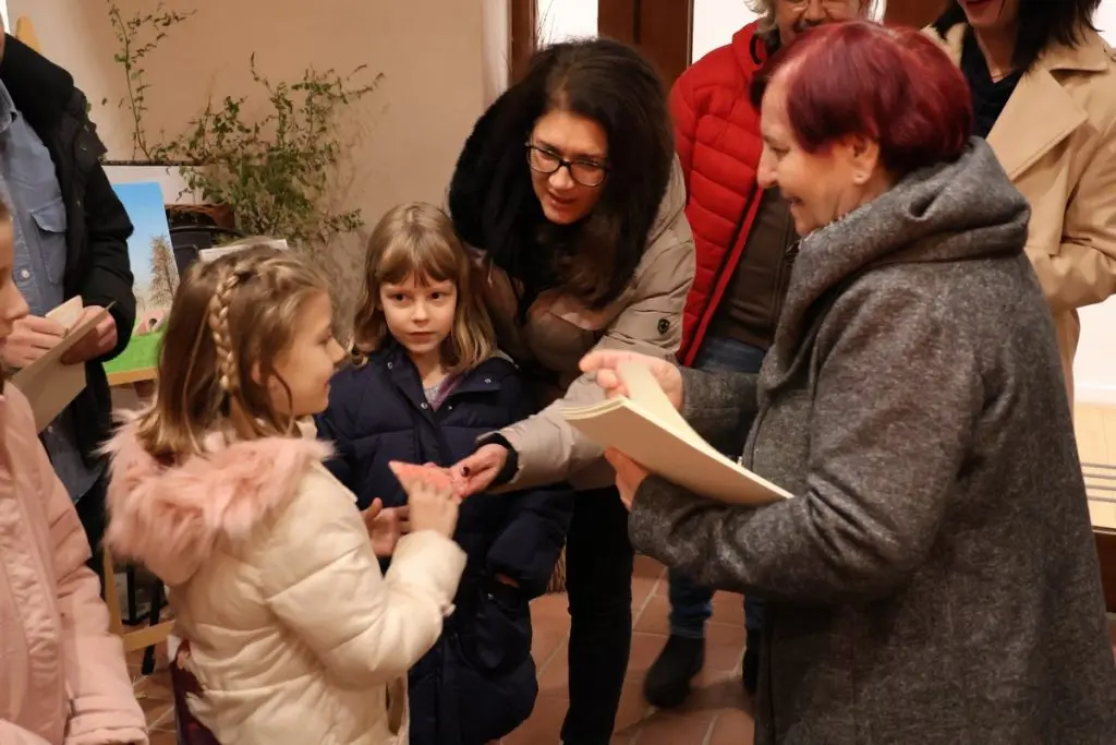 U Bedemu otvorena izložba Likovne kolonije hrvatskih branitelja, njihove djece i unuka čiji će fundus biti darovan Zakladi „Katruža“ (15) U Bedemu otvorena izložba Likovne kolonije hrvatskih branitelja, njihove djece i unuka čiji će fundus biti darovan Zakladi „Katruža“ (15)