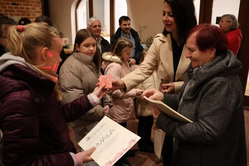 U Bedemu otvorena izložba Likovne kolonije hrvatskih branitelja, njihove djece i unuka čiji će fundus biti darovan Zakladi „Katruža“ (16) U Bedemu otvorena izložba Likovne kolonije hrvatskih branitelja, njihove djece i unuka čiji će fundus biti darovan Zakladi „Katruža“ (16)