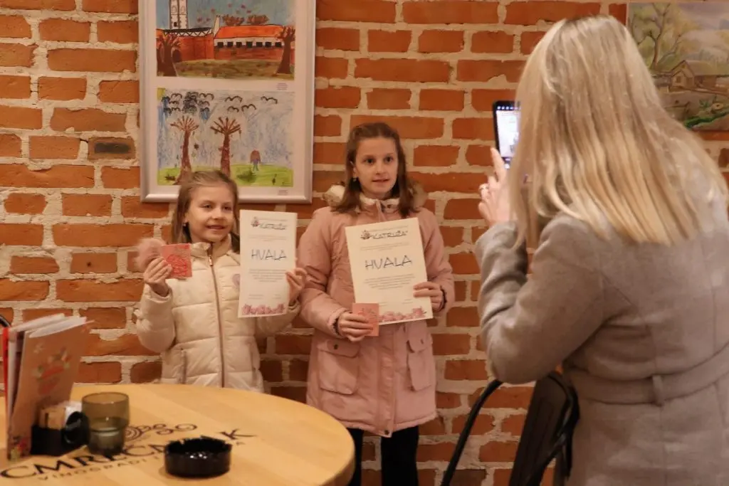 U Bedemu otvorena izložba Likovne kolonije hrvatskih branitelja, njihove djece i unuka čiji će fundus biti darovan Zakladi „Katruža“ (17) U Bedemu otvorena izložba Likovne kolonije hrvatskih branitelja, njihove djece i unuka čiji će fundus biti darovan Zakladi „Katruža“ (17)