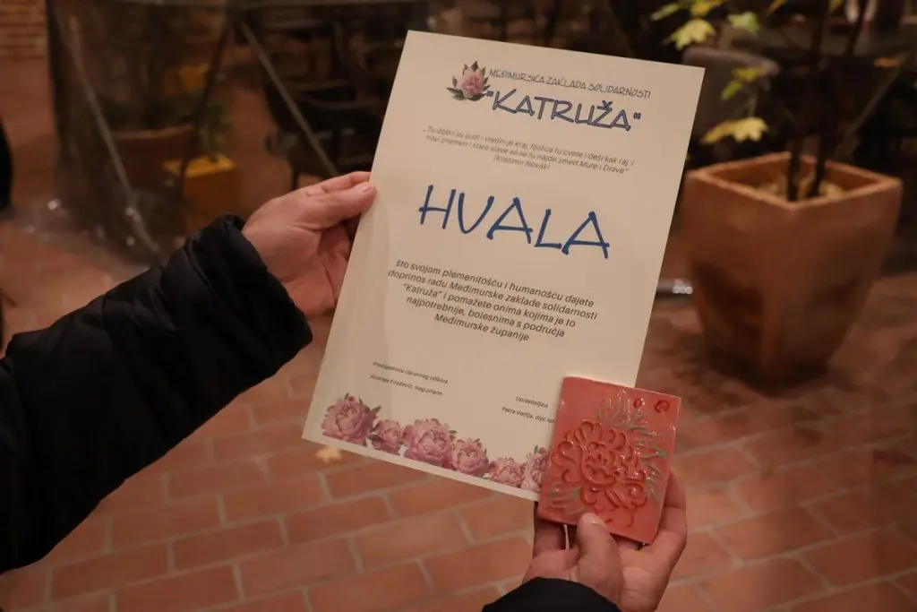 U Bedemu otvorena izložba Likovne kolonije hrvatskih branitelja, njihove djece i unuka čiji će fundus biti darovan Zakladi „Katruža“ (3) U Bedemu otvorena izložba Likovne kolonije hrvatskih branitelja, njihove djece i unuka čiji će fundus biti darovan Zakladi „Katruža“ (3)