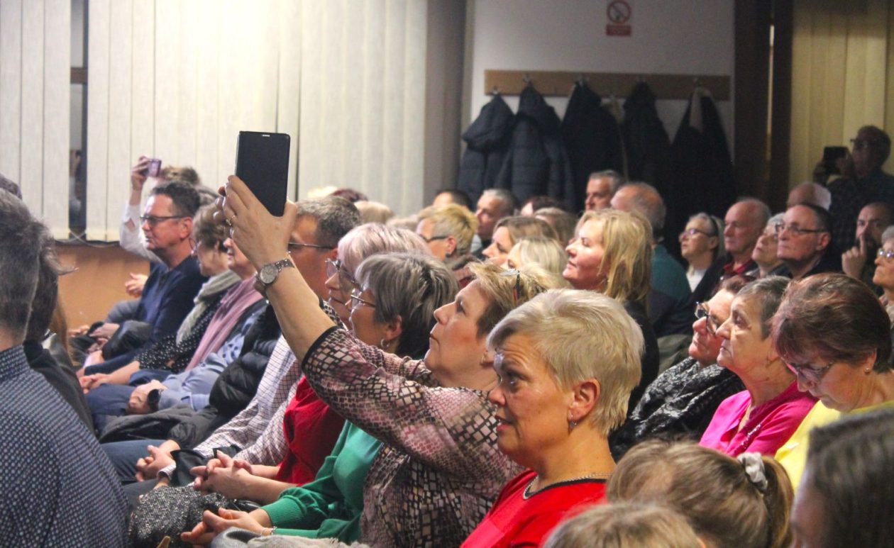 ‘U SAN MI DOĐU TAMBURE’ Četvrti samostalni koncert uz emocije, tradiciju i gromoglasan pljesak (11)