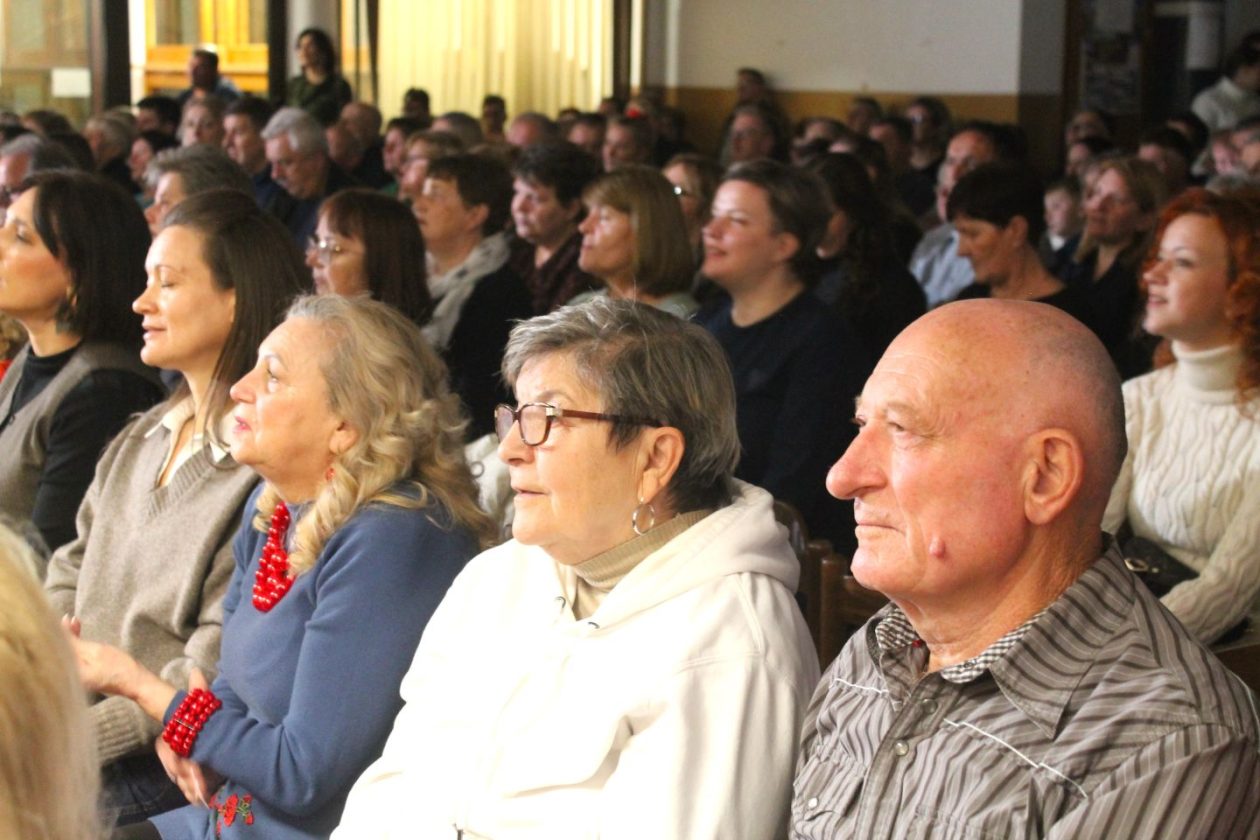 ‘U SAN MI DOĐU TAMBURE’ Četvrti samostalni koncert uz emocije, tradiciju i gromoglasan pljesak (14)
