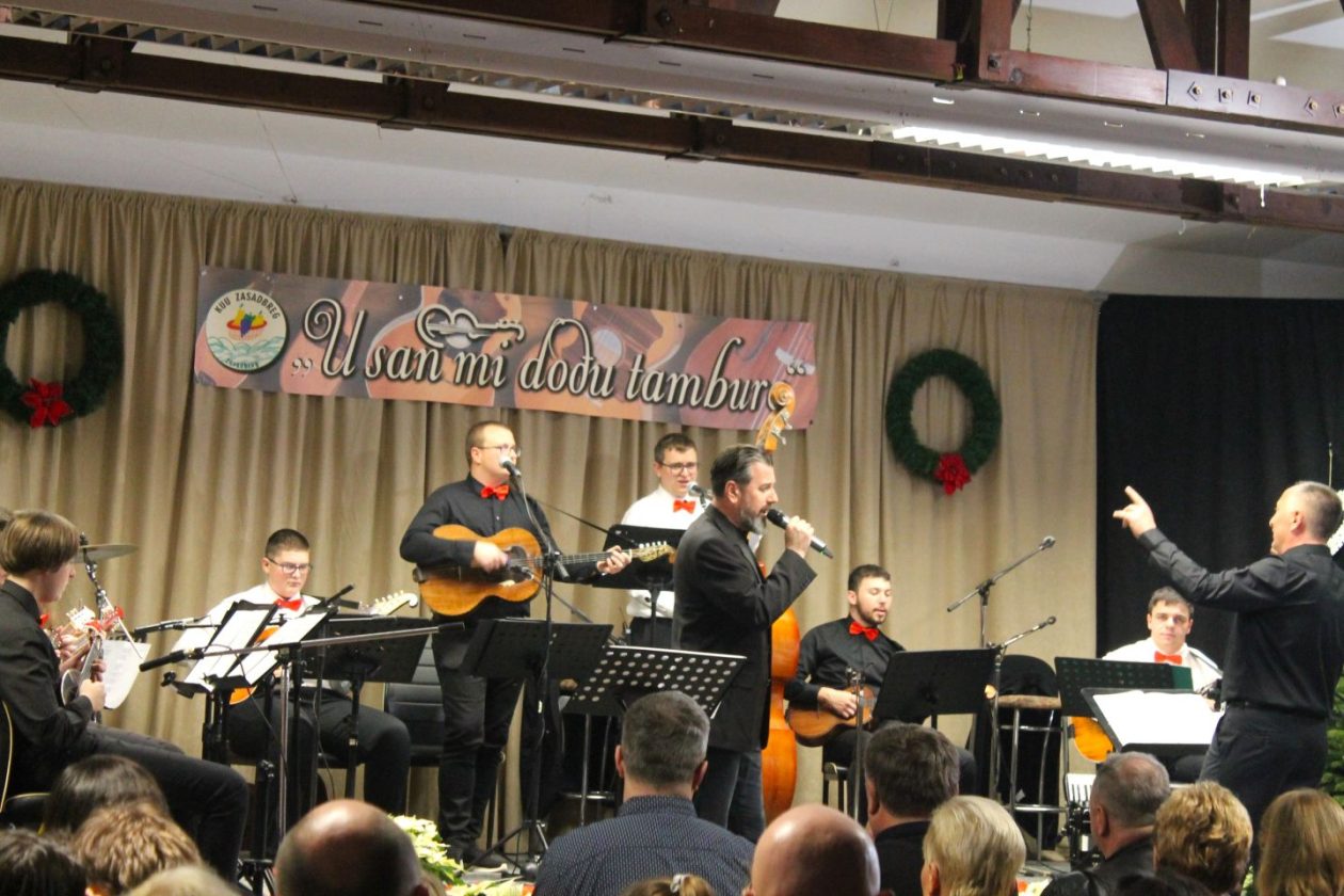 ‘U SAN MI DOĐU TAMBURE’ Četvrti samostalni koncert uz emocije, tradiciju i gromoglasan pljesak (2)