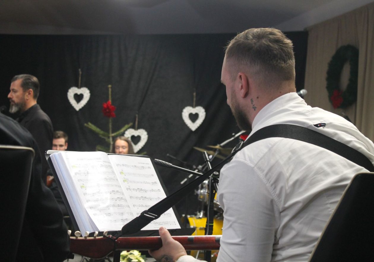 ‘U SAN MI DOĐU TAMBURE’ Četvrti samostalni koncert uz emocije, tradiciju i gromoglasan pljesak (22)