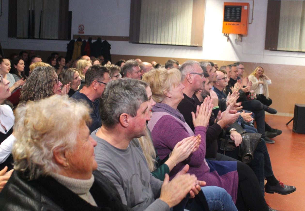 ‘U SAN MI DOĐU TAMBURE’ Četvrti samostalni koncert uz emocije, tradiciju i gromoglasan pljesak (24)