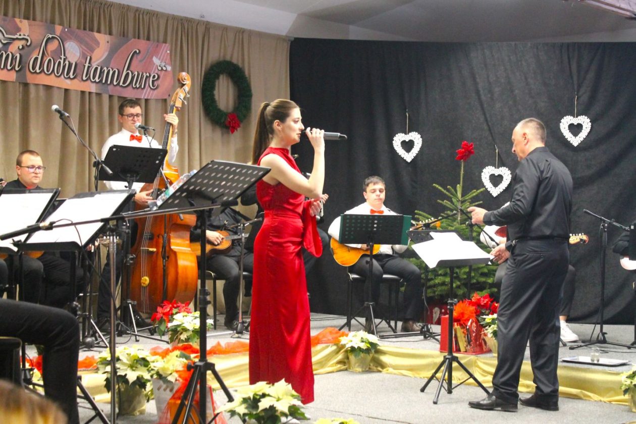 ‘U SAN MI DOĐU TAMBURE’ Četvrti samostalni koncert uz emocije, tradiciju i gromoglasan pljesak (25)
