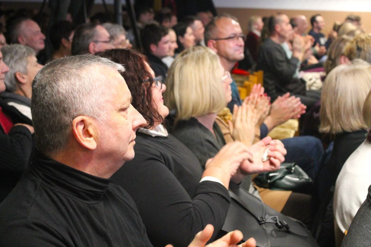 ‘U SAN MI DOĐU TAMBURE’ Četvrti samostalni koncert uz emocije, tradiciju i gromoglasan pljesak (33)