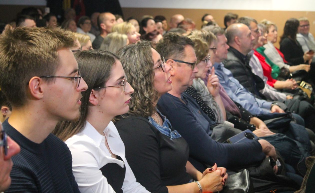 ‘U SAN MI DOĐU TAMBURE’ Četvrti samostalni koncert uz emocije, tradiciju i gromoglasan pljesak (36)