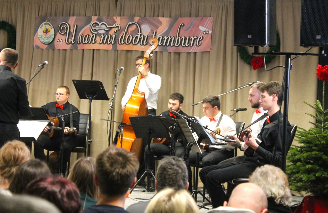 ‘U SAN MI DOĐU TAMBURE’ Četvrti samostalni koncert uz emocije, tradiciju i gromoglasan pljesak (37)