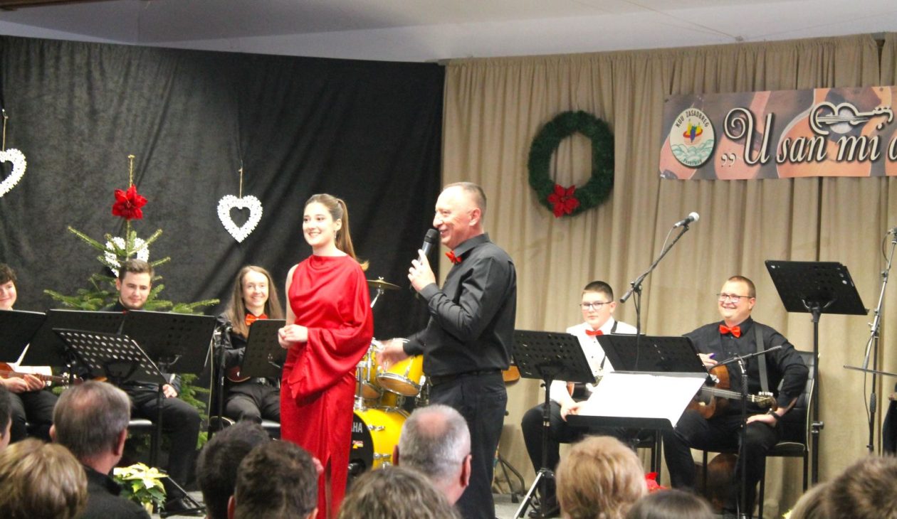 ‘U SAN MI DOĐU TAMBURE’ Četvrti samostalni koncert uz emocije, tradiciju i gromoglasan pljesak (38)