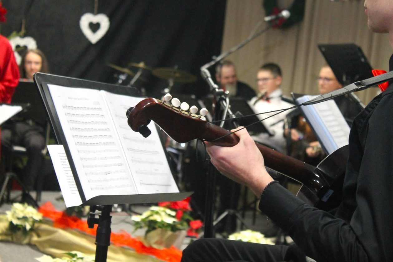 ‘U SAN MI DOĐU TAMBURE’ Četvrti samostalni koncert uz emocije, tradiciju i gromoglasan pljesak (39)