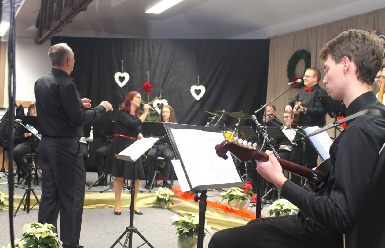 ‘U SAN MI DOĐU TAMBURE’ Četvrti samostalni koncert uz emocije, tradiciju i gromoglasan pljesak (41)