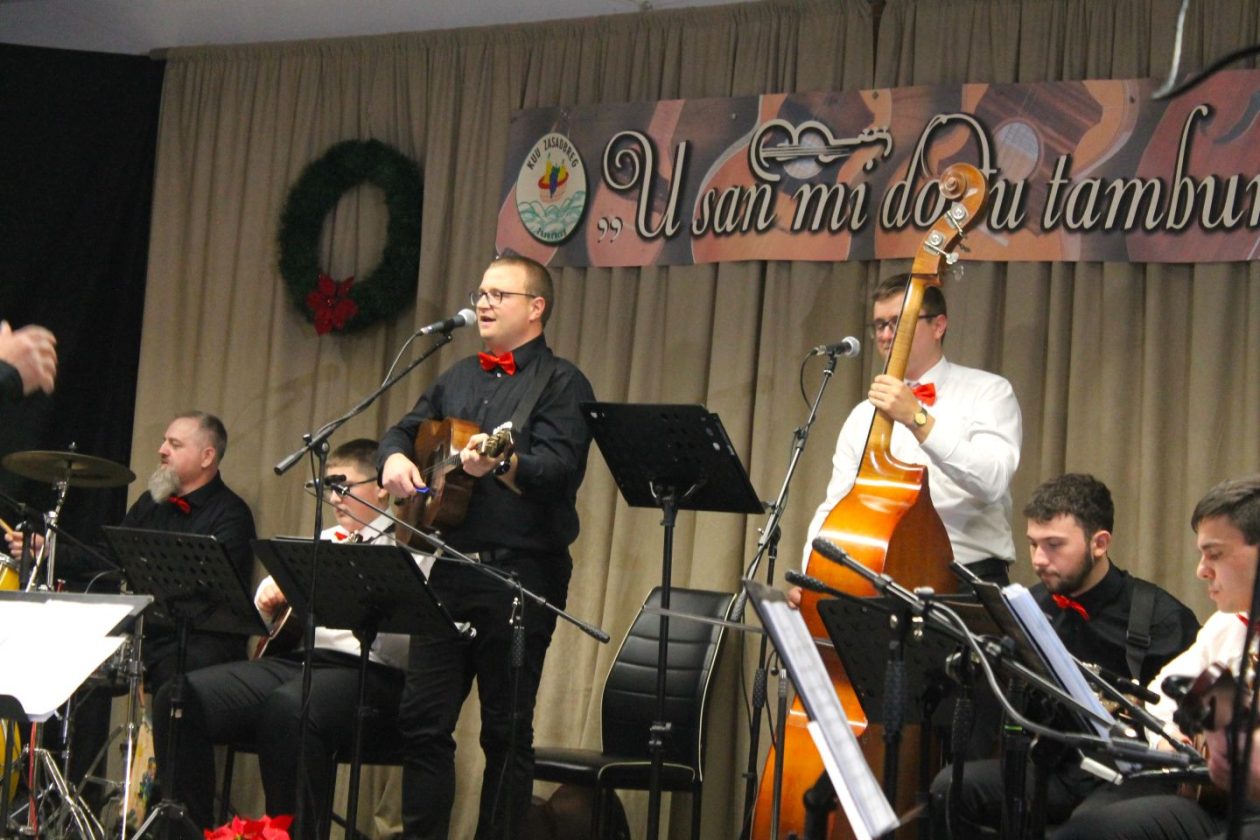 ‘U SAN MI DOĐU TAMBURE’ Četvrti samostalni koncert uz emocije, tradiciju i gromoglasan pljesak (42)