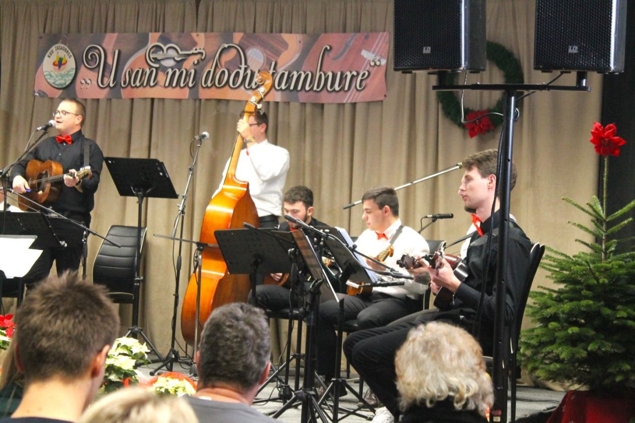 ‘U SAN MI DOĐU TAMBURE’ Četvrti samostalni koncert uz emocije, tradiciju i gromoglasan pljesak (43)