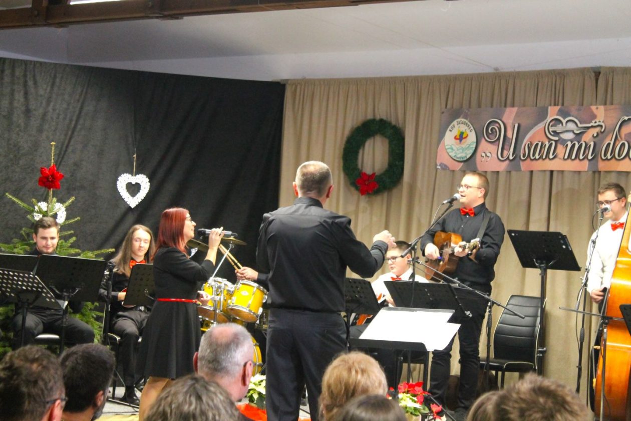 ‘U SAN MI DOĐU TAMBURE’ Četvrti samostalni koncert uz emocije, tradiciju i gromoglasan pljesak (44)