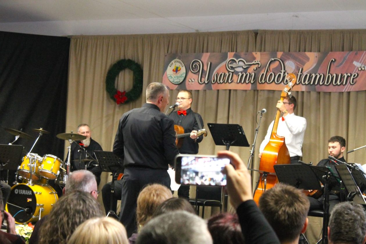 ‘U SAN MI DOĐU TAMBURE’ Četvrti samostalni koncert uz emocije, tradiciju i gromoglasan pljesak (45)