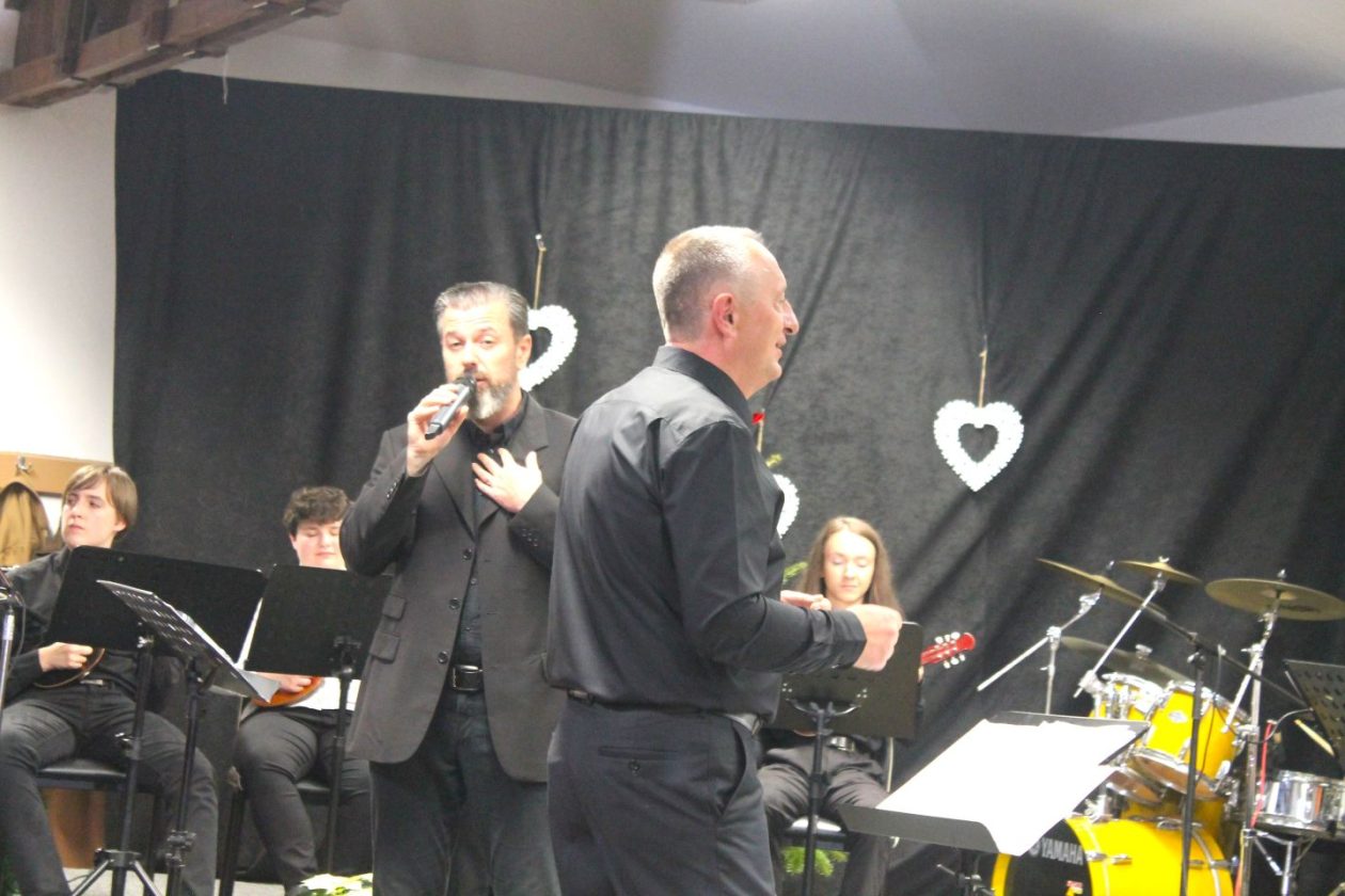 ‘U SAN MI DOĐU TAMBURE’ Četvrti samostalni koncert uz emocije, tradiciju i gromoglasan pljesak (48)