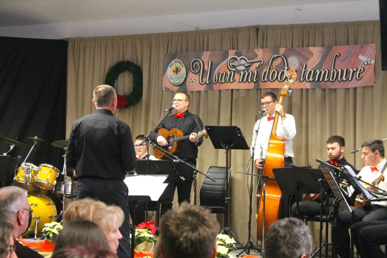 ‘U SAN MI DOĐU TAMBURE’ Četvrti samostalni koncert uz emocije, tradiciju i gromoglasan pljesak (52)