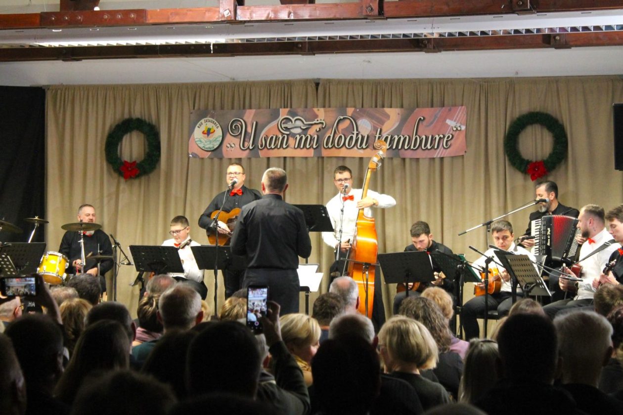 ‘U SAN MI DOĐU TAMBURE’ Četvrti samostalni koncert uz emocije, tradiciju i gromoglasan pljesak (53)