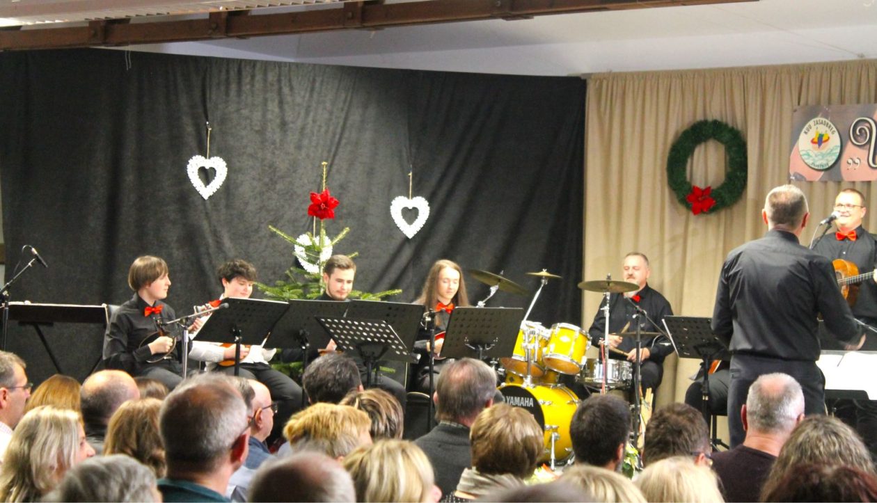 ‘U SAN MI DOĐU TAMBURE’ Četvrti samostalni koncert uz emocije, tradiciju i gromoglasan pljesak (54)