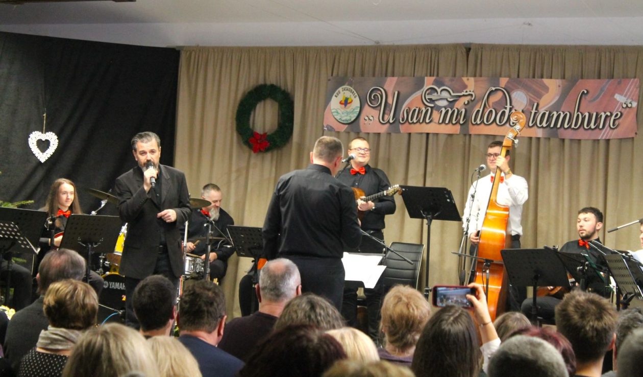 ‘U SAN MI DOĐU TAMBURE’ Četvrti samostalni koncert uz emocije, tradiciju i gromoglasan pljesak (56)