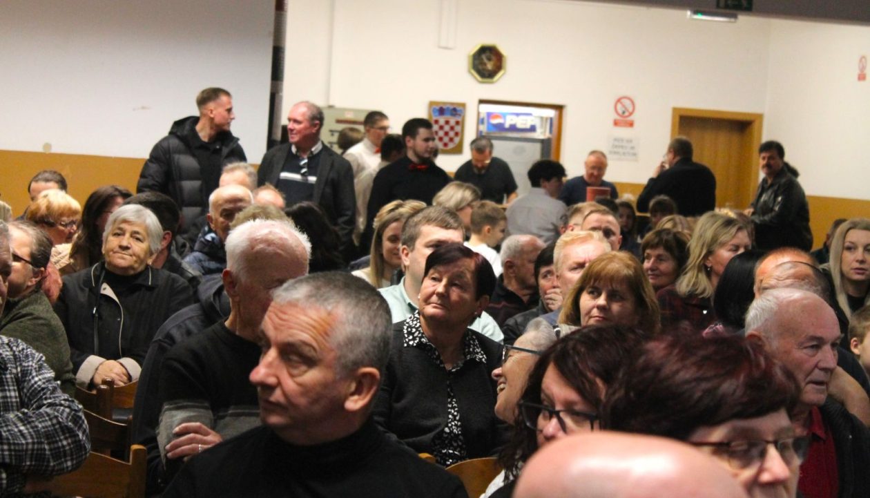 ‘U SAN MI DOĐU TAMBURE’ Četvrti samostalni koncert uz emocije, tradiciju i gromoglasan pljesak (61)