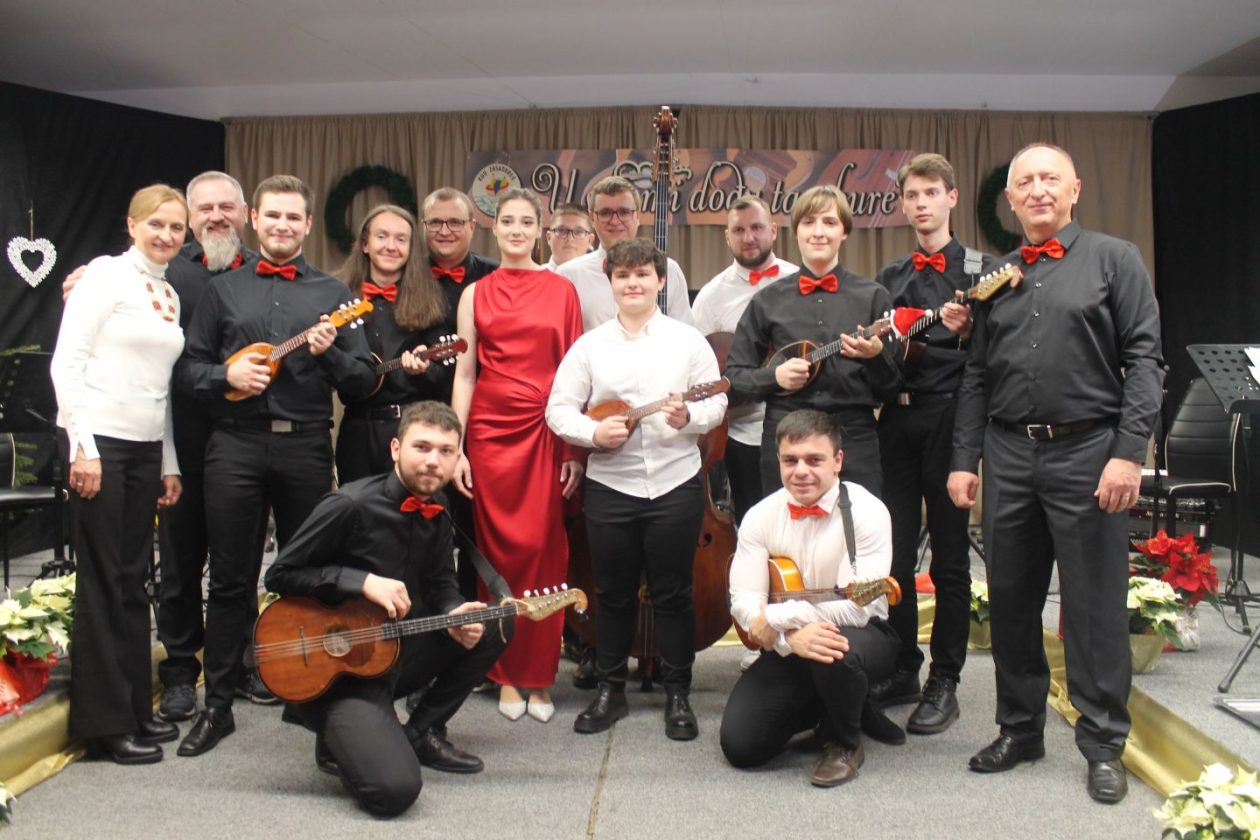 ‘U SAN MI DOĐU TAMBURE’ Četvrti samostalni koncert uz emocije, tradiciju i gromoglasan pljesak (65)