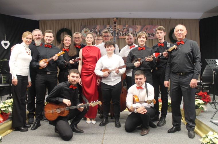 ‘U SAN MI DOĐU TAMBURE’ Četvrti samostalni koncert uz emocije, tradiciju i gromoglasan pljesak (65)