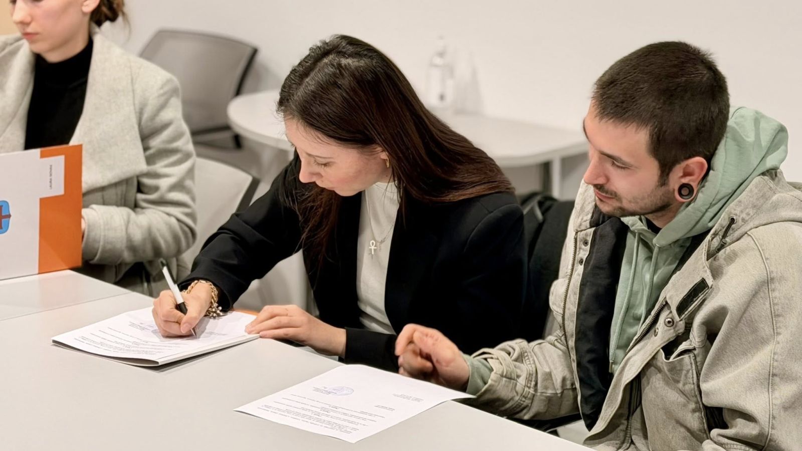 U Vratišincu potpisani ugovori o dodjeli poticaja za kupnju i gradnju nekretnina (4)