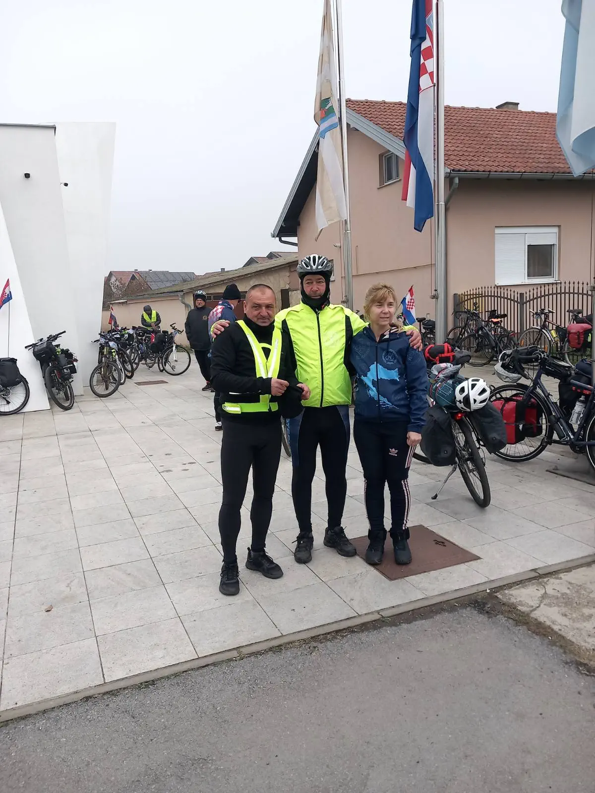 U ZNAK SJEĆANJA Siniša Novak iz Knezovca i biciklisti iz cijele Hrvatske na 13. maratonu ‘Biciklom za Vukovar’ (1) U ZNAK SJEĆANJA Siniša Novak iz Knezovca i biciklisti iz cijele Hrvatske na 13. maratonu ‘Biciklom za Vukovar’ (1)