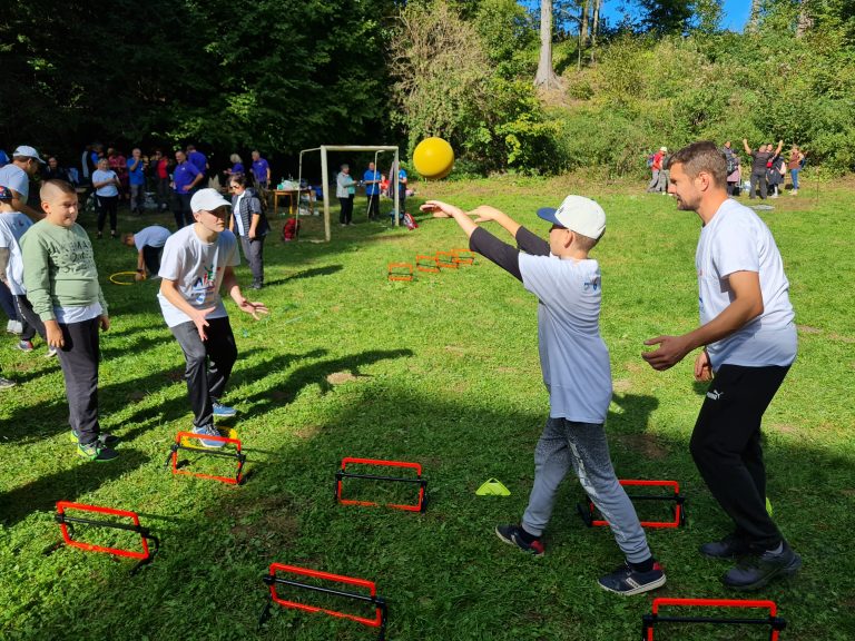 U-okviru-ERASMUS-Sport-projekta-„No-boundaries-djeca-i-mladi-s-invaliditetom-te-njihove-obitelji-planinarili-na-Ravnu-goru-9-768×576-1