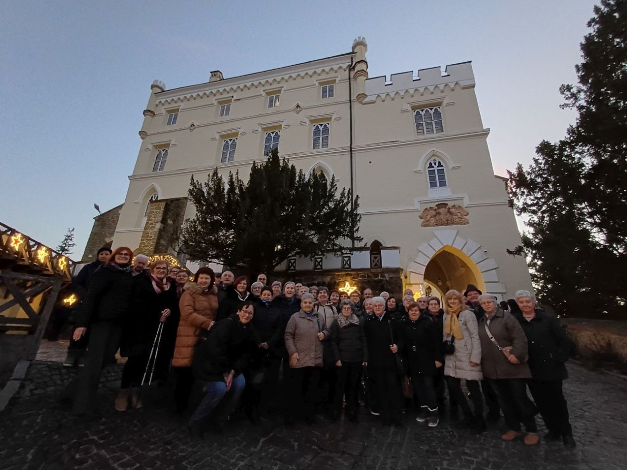 UGODNO DRUŽENJE Adventski izlet Podružnice umirovljenika Palovec u dvor Trakošćan (1) UGODNO DRUŽENJE Adventski izlet Podružnice umirovljenika Palovec u dvor Trakošćan (1)
