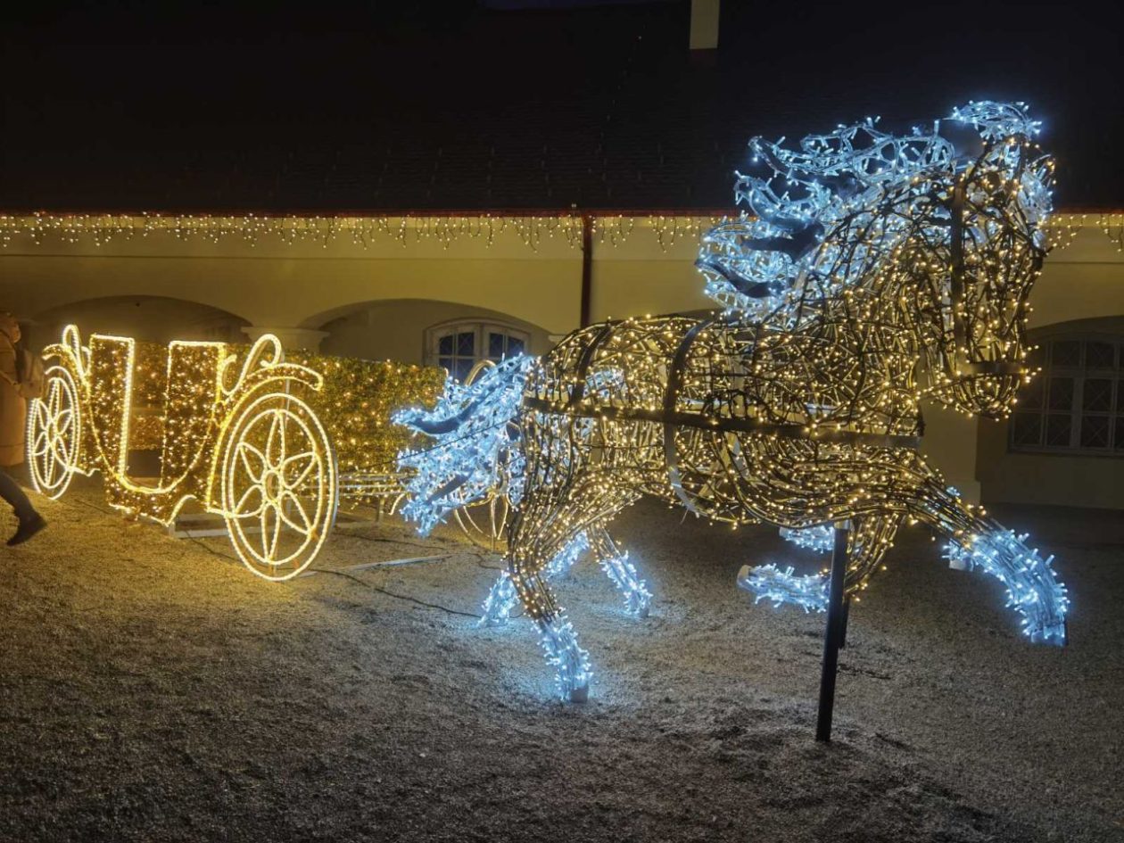UGODNO DRUŽENJE Adventski izlet Podružnice umirovljenika Palovec u dvor Trakošćan (6) UGODNO DRUŽENJE Adventski izlet Podružnice umirovljenika Palovec u dvor Trakošćan (6)